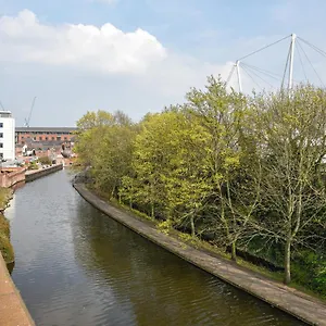 Dukes Riverside Penthouse, With Castle Views, Balcony And Parking Apartment