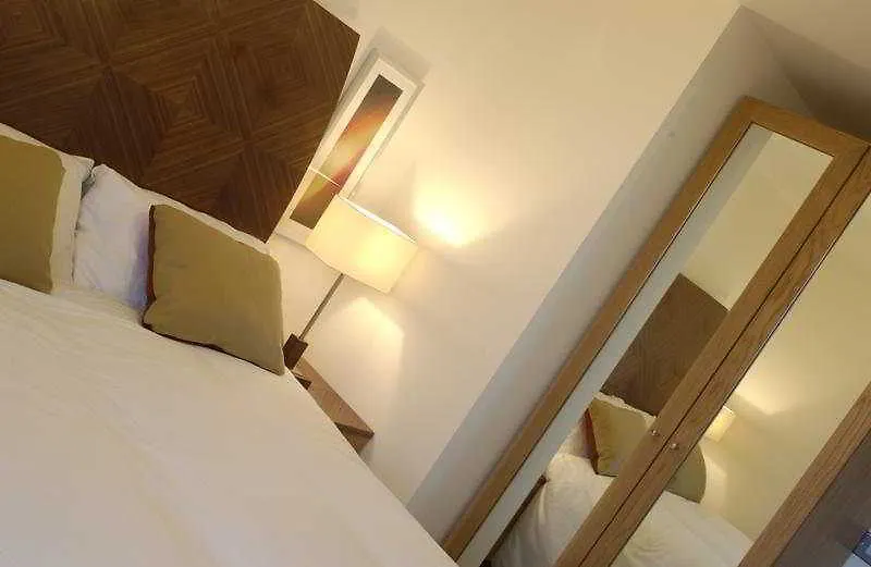 Premier Suites Nottingham 4*,